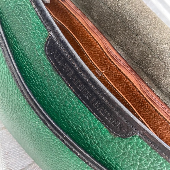 Vintage Dooney & Bourke in an Amazing Kelly Green - Picture 11 of 13